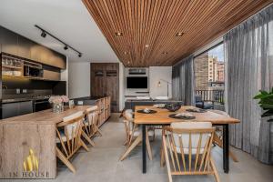 Η κουζίνα ή μικρή κουζίνα στο Morph 1202 - Stylish City Living: Modern Apt