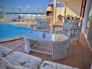 Bazén v ubytování Villa Miranda Los Remos nebo v jeho okolí