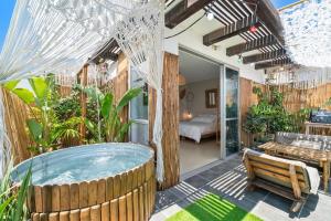 bañera de hidromasaje en medio de un patio en ‏ Dizengoff Duplex - Center Tel Aviv, en Tel Aviv