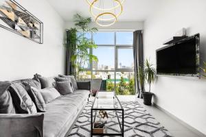 Una sala de estar con un sofá y un televisor en ‏ Dizengoff Duplex - Center Tel Aviv, en Tel Aviv