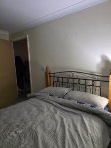 ein Schlafzimmer mit einem großen Bett mit einem hölzernen Kopfteil in der Unterkunft Cosy in Colchester x5 in Hythe