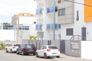 een groep auto's geparkeerd voor een gebouw bij Apartment Morabeza in Praia Cidadela in Praia