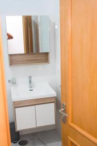 een badkamer met een wastafel en een spiegel bij Apartment Morabeza in Praia Cidadela in Praia +33 foto's