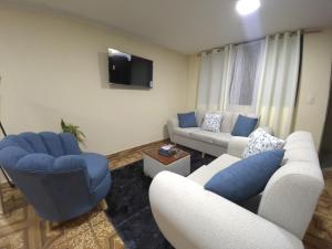 Μια τηλεόραση ή/και κέντρο ψυχαγωγίας στο Apartamento en el norte de Quito en La Planada +3 φωτογραφίες