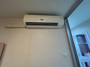 a air conditioner in the ceiling of a room at Secret Pastel Room Laksi Donmuang Airport ห้องลับพาสเทลหลักสี่สนามบินดอนเมือง in Lak Si +1 photo