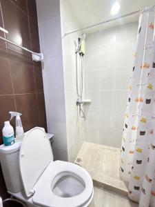 a bathroom with a toilet and a shower at Secret Pastel Room Laksi Donmuang Airport ห้องลับพาสเทลหลักสี่สนามบินดอนเมือง in Lak Si