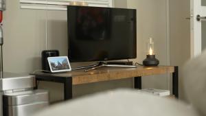 una televisione appoggiata su un tavolo con un tablet di Het Willemshuis a Willemstad