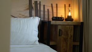 una camera da letto con un letto e un tavolo con una lampada di Het Willemshuis a Willemstad