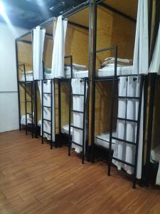 En eller flere køjesenge i et værelse på Hostal KEMMM