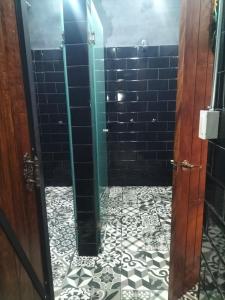 Bilik mandi di Hostal KEMMM