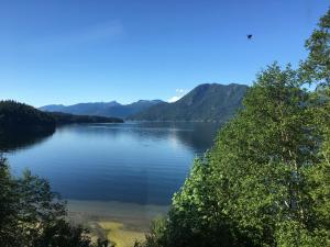 锡谢尔特Shoreside Private room的一大片水体,背景是群山