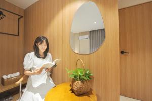 Masanにある브라운도트호텔광양덕례점の女性が部屋で本を読んでいる +28枚の写真