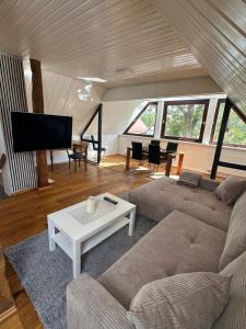 a living room with a couch and a table at Nr7 Das Ferienhaus in Hameln