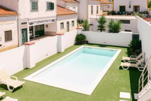 an image of a backyard with a swimming pool and grass at Casa dos Rosas in Gavião