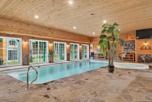 Πισίνα στο ή κοντά στο Domaine Rivière Sacacomie- Chalet L'Aigle Royal