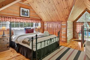 Ένα ή περισσότερα κρεβάτια σε δωμάτιο στο Domaine Rivière Sacacomie- Chalet L'Aigle Royal +46 φωτογραφίες