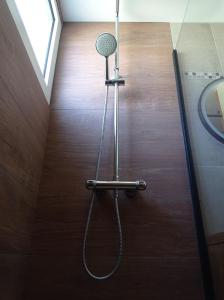 a shower in a bathroom with a shower head at Ski - 1 Chambre - Jardin, parking, local vélo in Villar-Saint-Pancrace +36 photos