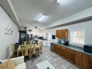 Una cocina y un comedor con mesa y sillas. en Pets welcome in a spacious 1 bedroom with a fenced in backyard and treadmill, en Cedar Point