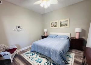 Un dormitorio con una cama con un edredón azul. en Pets welcome in a spacious 1 bedroom with a fenced in backyard and treadmill, en Cedar Point