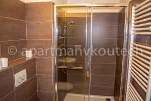Vannituba majutusasutuses Apartmán v Koutech