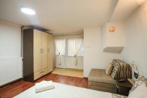 een woonkamer met een bank en een stoel bij Apartment Pajevic in Mostar