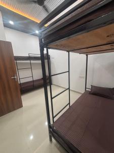 Ένα ή περισσότερα κρεβάτια σε δωμάτιο στο Rukmani Dormitory Zostel