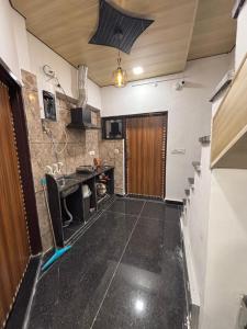 Η κουζίνα ή μικρή κουζίνα στο Rukmani Dormitory Zostel +20 φωτογραφίες