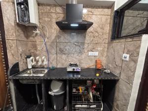 Η κουζίνα ή μικρή κουζίνα στο Rukmani Dormitory Zostel