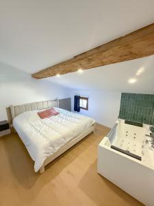 1 dormitorio con cama y lavamanos en Cinema Loft, en Elne