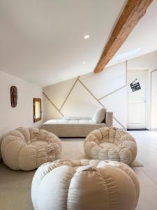 sala de estar con 2 reposapiés y 2 sillas en Cinema Loft, en Elne