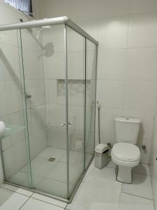 een badkamer met een glazen douche en een toilet bij Hotel Amazonia in Castanhal