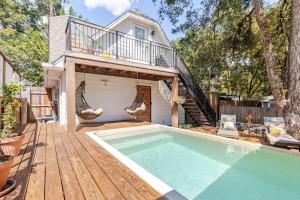 Kolam renang di atau dekat dengan Light-Filled Loft near Lady Bird Lake