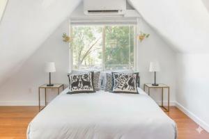 Katil atau katil-katil dalam bilik di Light-Filled Loft near Lady Bird Lake +18 gambar