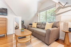 Ruang duduk di Light-Filled Loft near Lady Bird Lake