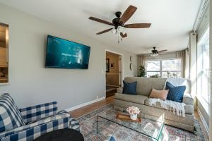 Μια τηλεόραση ή/και κέντρο ψυχαγωγίας στο Decked Out Getaway Pine MTN Trail Pet Friendly
