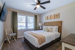 Ένα ή περισσότερα κρεβάτια σε δωμάτιο στο Decked Out Getaway Pine MTN Trail Pet Friendly
