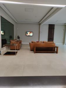 een grote woonkamer met banken en een tafel bij Hotel Amazonia in Castanhal