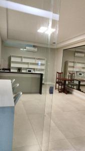 een lege kamer met een tafel en stoelen erin bij Hotel Amazonia in Castanhal +19 foto's