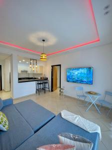 TV a/nebo společenská místnost v ubytování Dar Zêlis - Private garden, pools & beach access - Beralmar