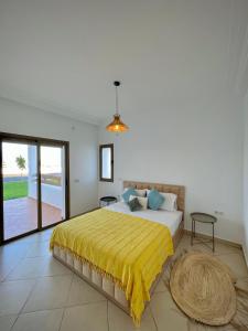 Postel nebo postele na pokoji v ubytování Dar Zêlis - Private garden, pools & beach access - Beralmar