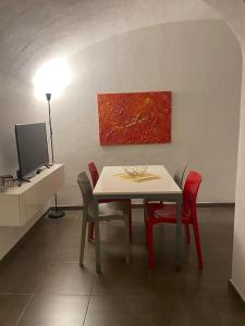 Μια τηλεόραση ή/και κέντρο ψυχαγωγίας στο Via Romana 1 camera con bagno +7 φωτογραφίες