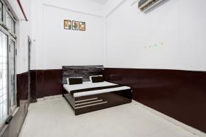 una habitación con dos camas en el medio de ella en HOTEL O SP GRAND Sidhauli, en Mahmūdābād