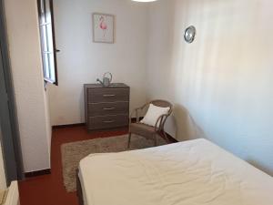 Ένα ή περισσότερα κρεβάτια σε δωμάτιο στο IMPERIAUX Stéphanie