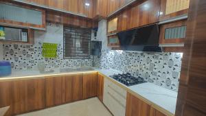 Η κουζίνα ή μικρή κουζίνα στο 3BHK Fully furnished, Lake View in Newtown
