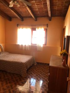 a bedroom with two beds and a window at Villa Familiar para descanso y convivios fin de semana in Nepantla de Sor Juana Inés de la Cruz +7 photos