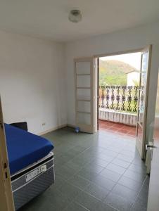 Habitación con cama y puerta a un balcón. en Apartamento Prainha perto de tudo pe na areia - 3 andar escada, en Caraguatatuba 18 fotos más