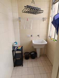 Un baño con lavabo e inodoro. en Apartamento Prainha perto de tudo pe na areia - 3 andar escada, en Caraguatatuba