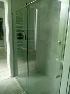 マラゴージにあるCasa jardinsのバスルーム(ガラス張りのシャワーブース、