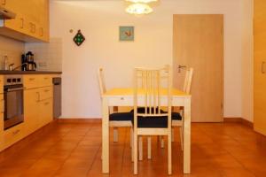 a kitchen with a table and chairs in a room at Ferienwohnung Rose auf Hof Stallegg in Löffingen +12 photos