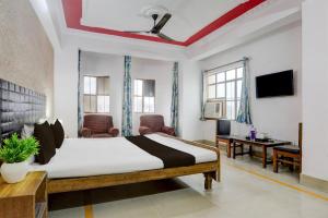 una habitación de hotel con una cama y un escritorio en Hotel O Welcome Palace, en Patna